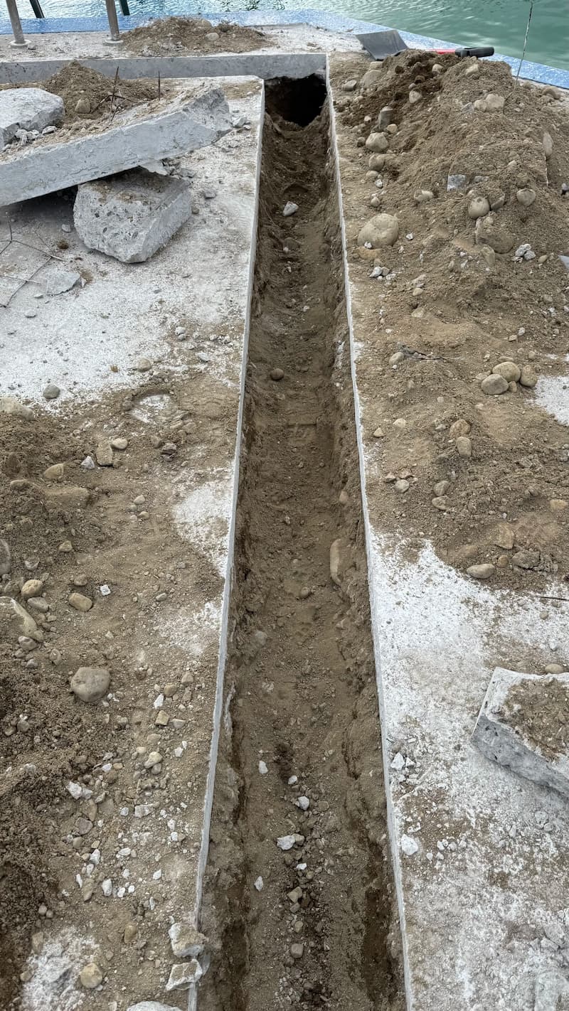 Tranchée creusée le long d'une ligne de piscine