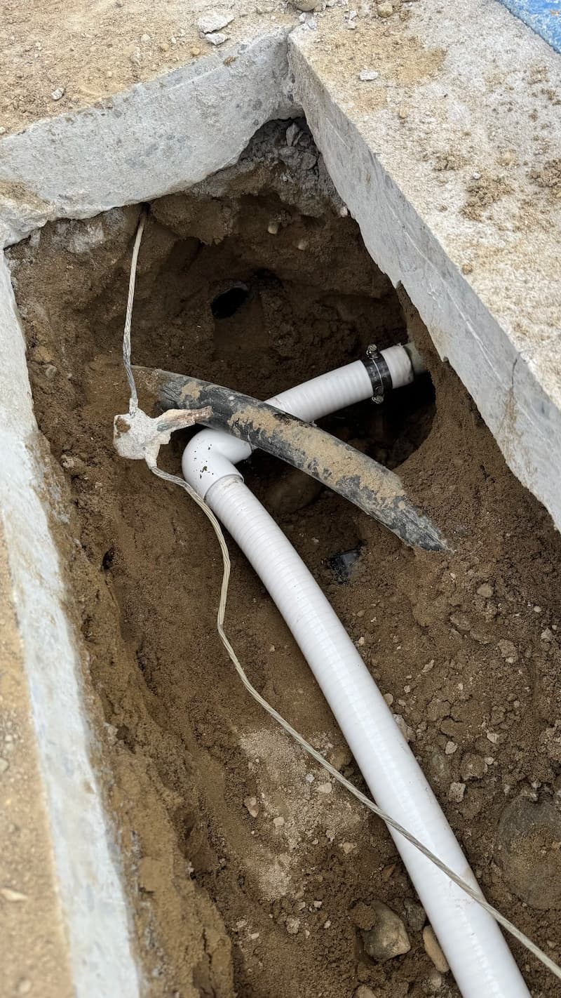Tuyau de piscine exposé dans une excavation