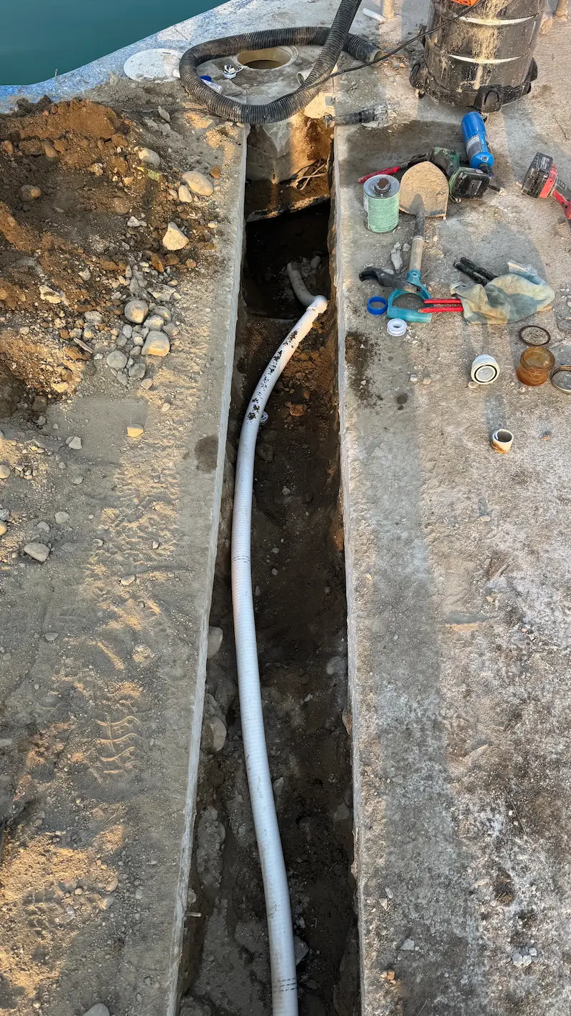 Ligne de piscine remplacée dans la tranchée