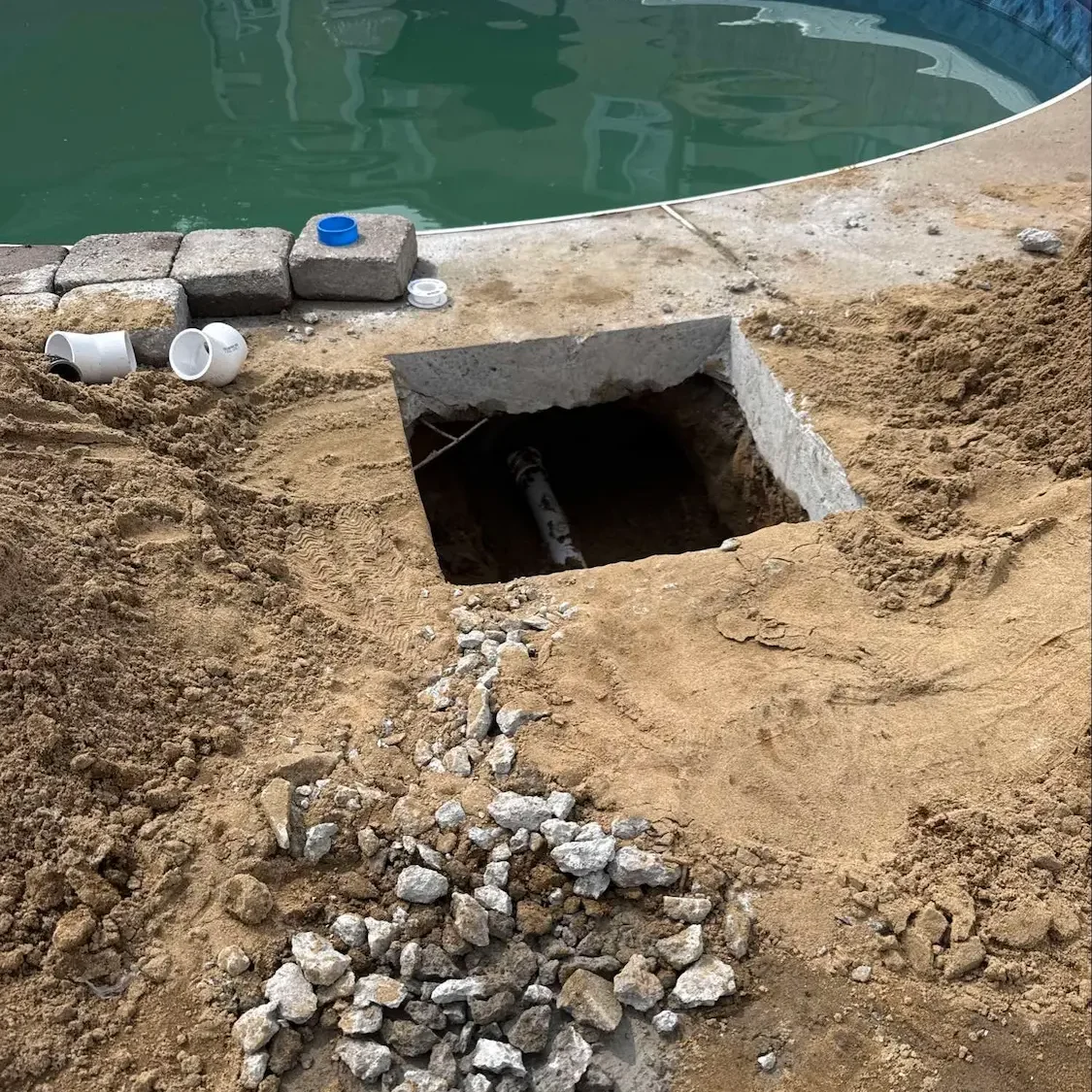 Excavation près d'une piscine creusée pour atteindre une ligne
