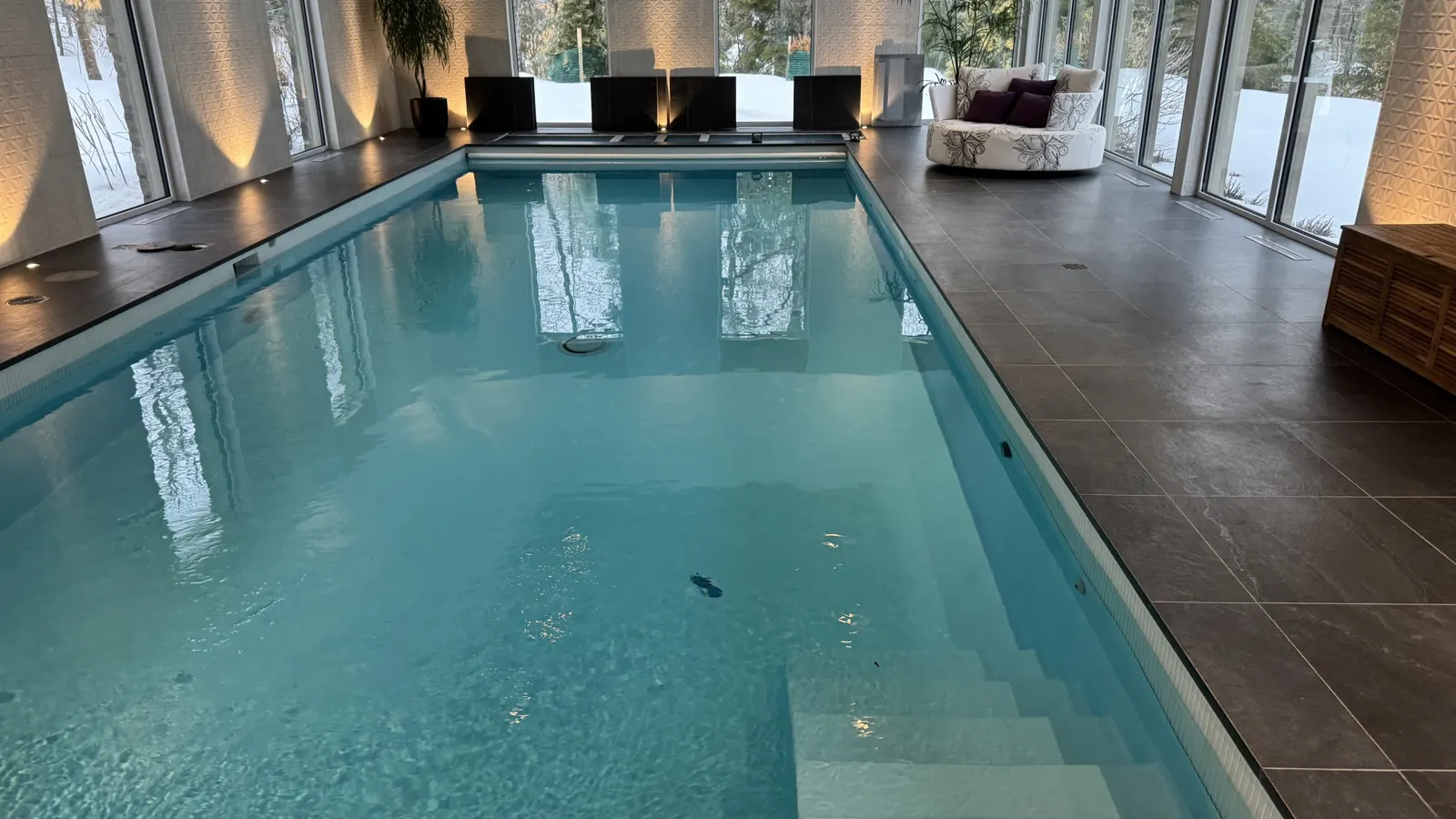 Piscine intérieure entretenue par Piscines VP